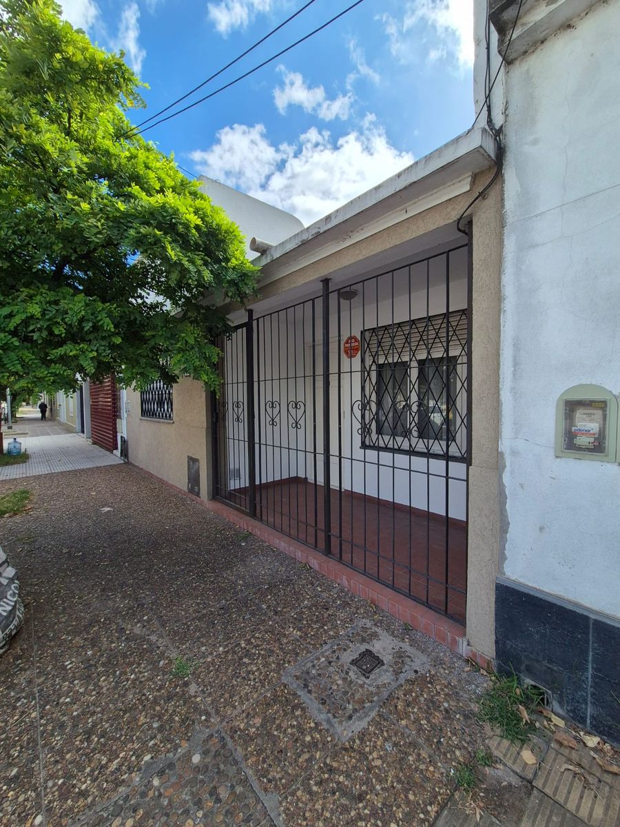 Casa en Almirante Brown 225