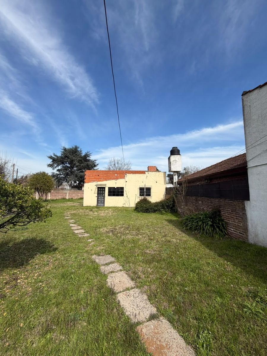 Terreno con casa a reciclar en Asturias 253, General Rodríguez