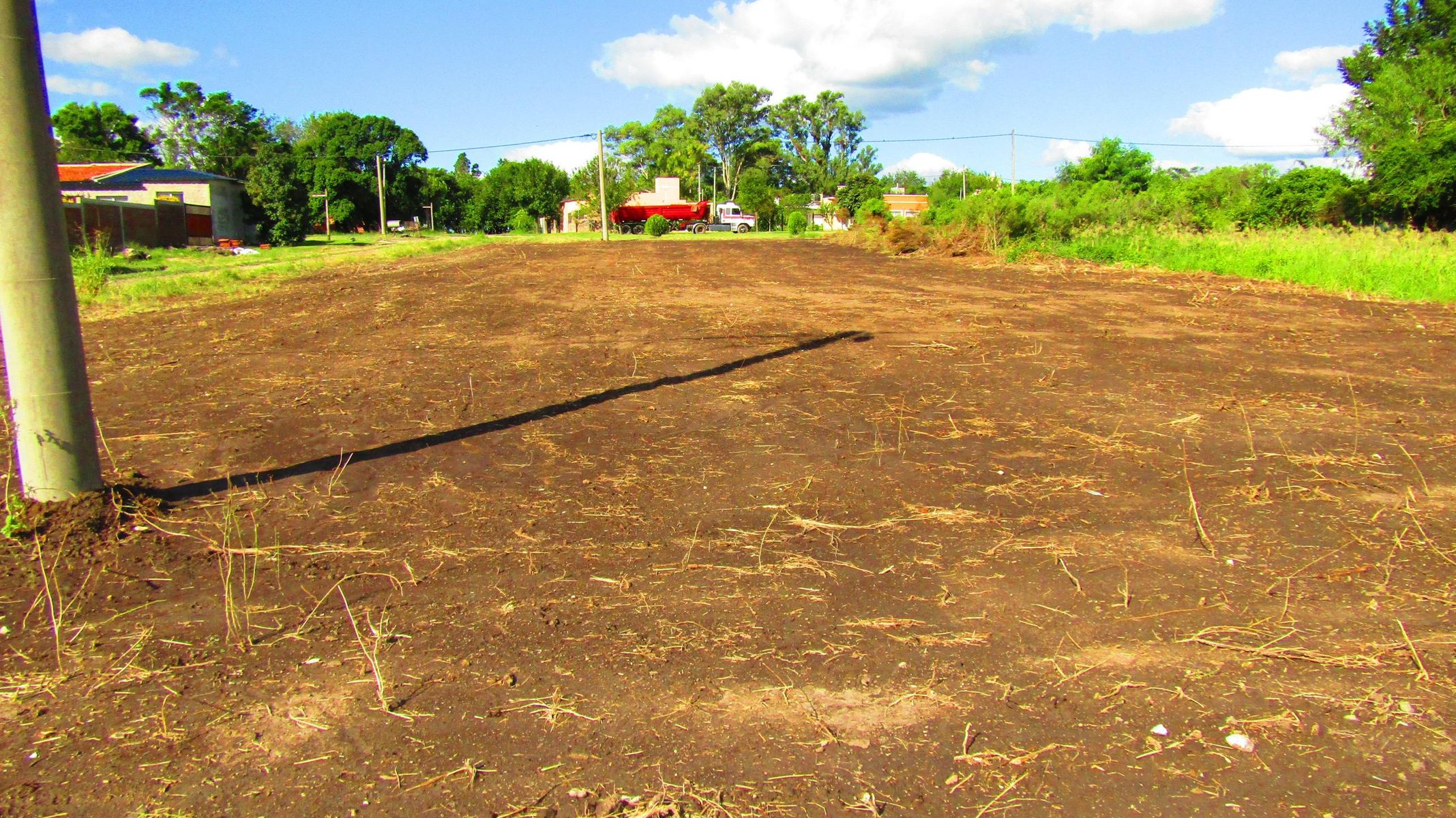 VENDEMOS TERRENO EN ESQUINA, ENTRE ORO VERDE Y COLONIA ENSAYO. AGUA Y LUZ.