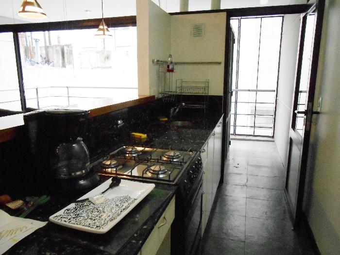 Estupendo semipiso de 2 ambientes con espacio guardacoche