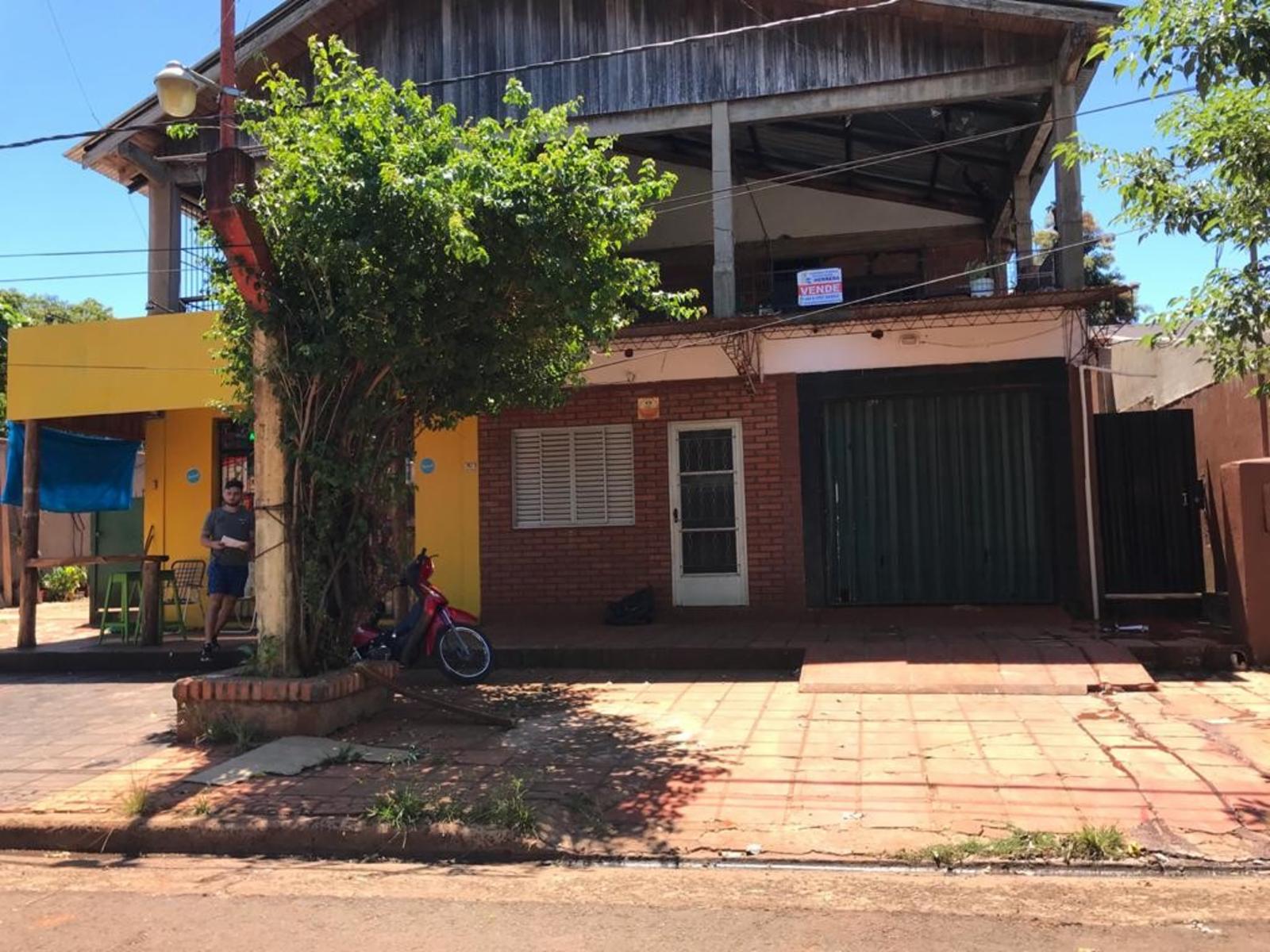 Propiedad con departamentos y local comercial