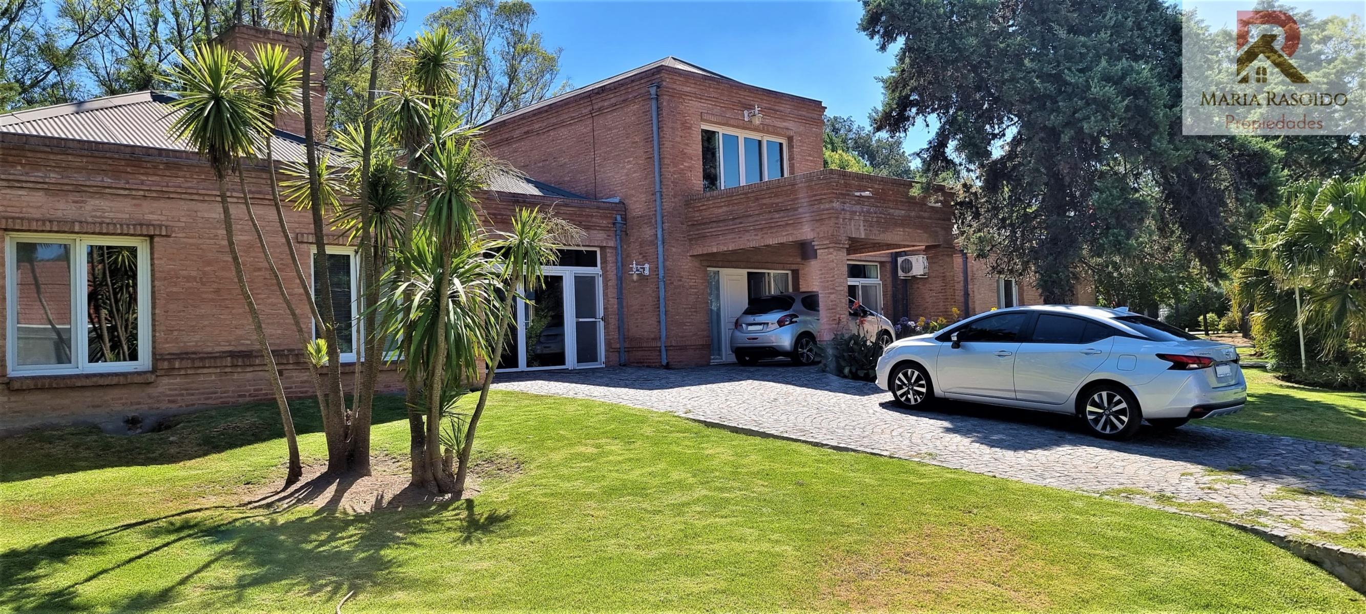 Importante propiedad en el Country San Diego en Moreno. Casa con importante parque y piscina climatizada